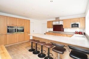 House | Private kitchen | Fridge, microwave, oven, stovetop - Rent My Spa Home With Pool Table, Hottub and Sauna (Chesterfield)