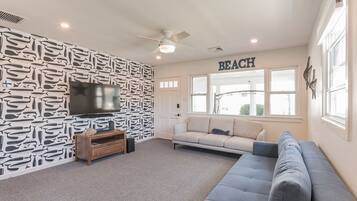 TV connectée, table de tennis de table, livres