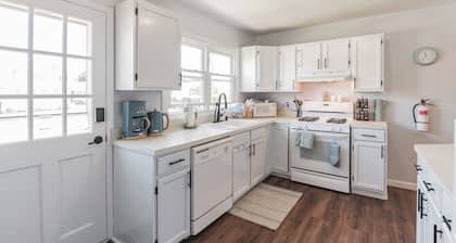 Pet-Friendly Cottage 1 Block to Beach Bay Access
DM SPECIAL SPRING PRICES