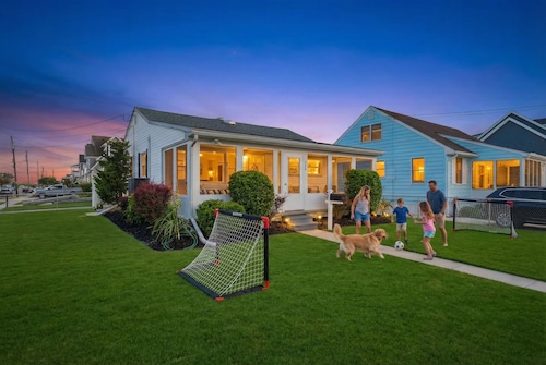 Family-Friendly Beach Home - Steps to Beach & Bay - Porch, Yard, Garage