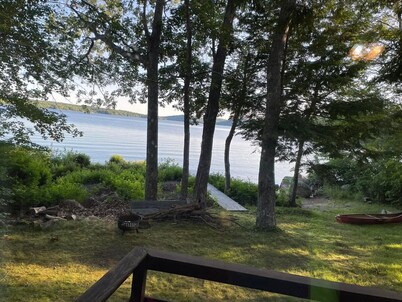 Quaint Cottage on Swan Lake