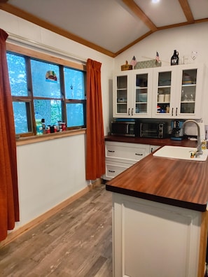 Fridge, microwave, stovetop, cookware/dishes/utensils