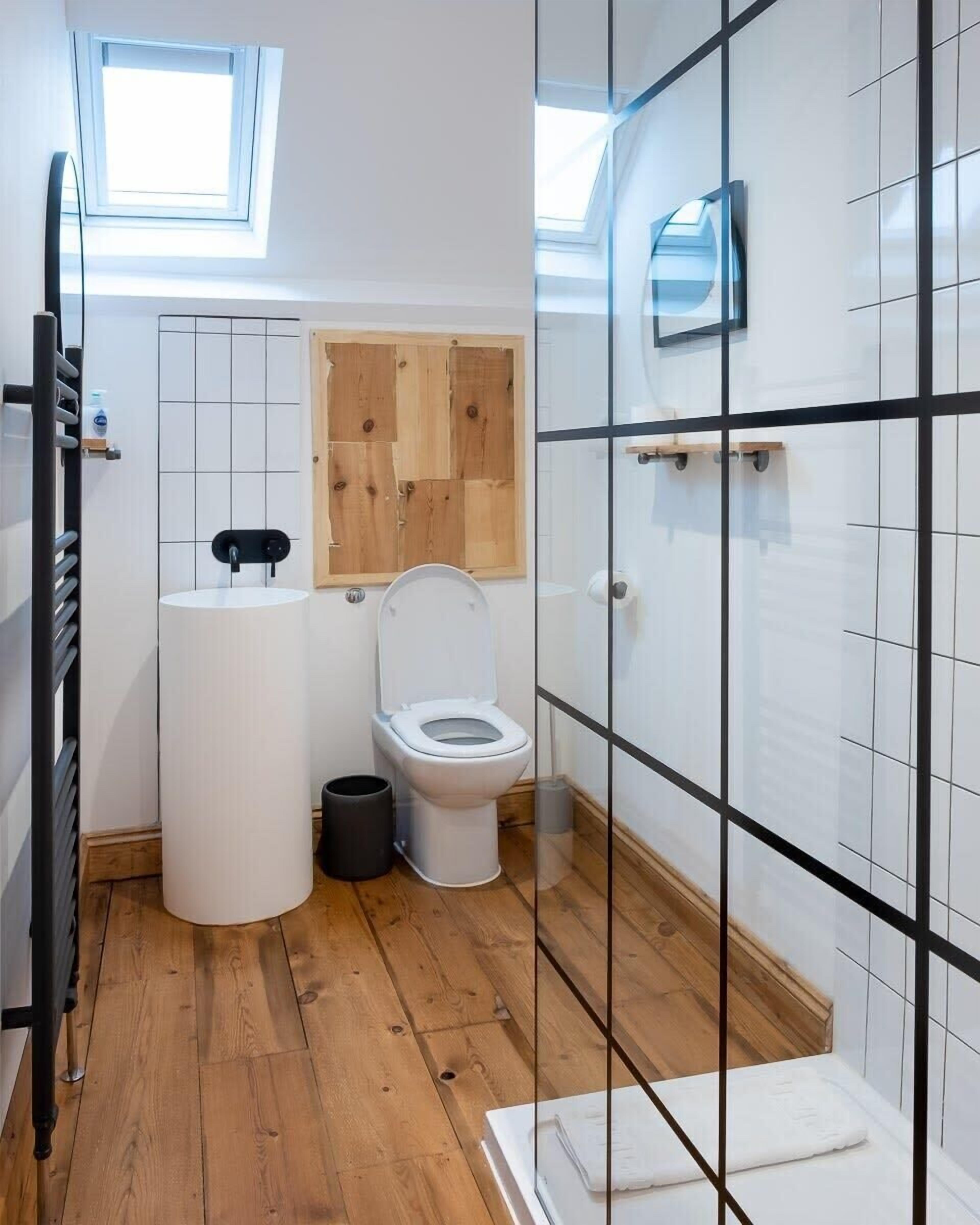 Bathtub, hair dryer, towels