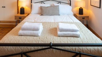 2 chambres, fer et planche à repasser, Wi-Fi, draps fournis
