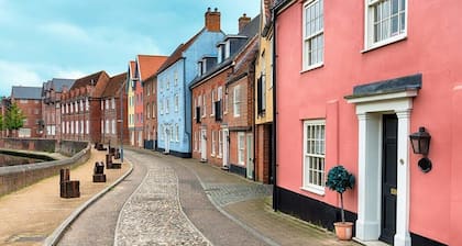 Stylish Quayside Apartment with River View