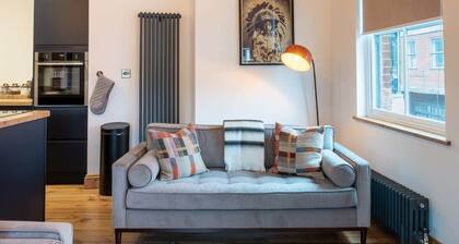 Stylish Quayside Apartment with River View