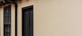 Grade II Listed Flat with Modern Touches Sleeps 2