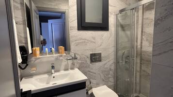 Exclusive Double Room, Marina View - BEDRI RAHMI | Bathroom | Shower, free toiletries, hair dryer, bathrobes