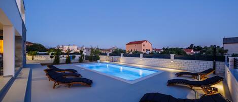 حمّام سباحة مُدفَّأ