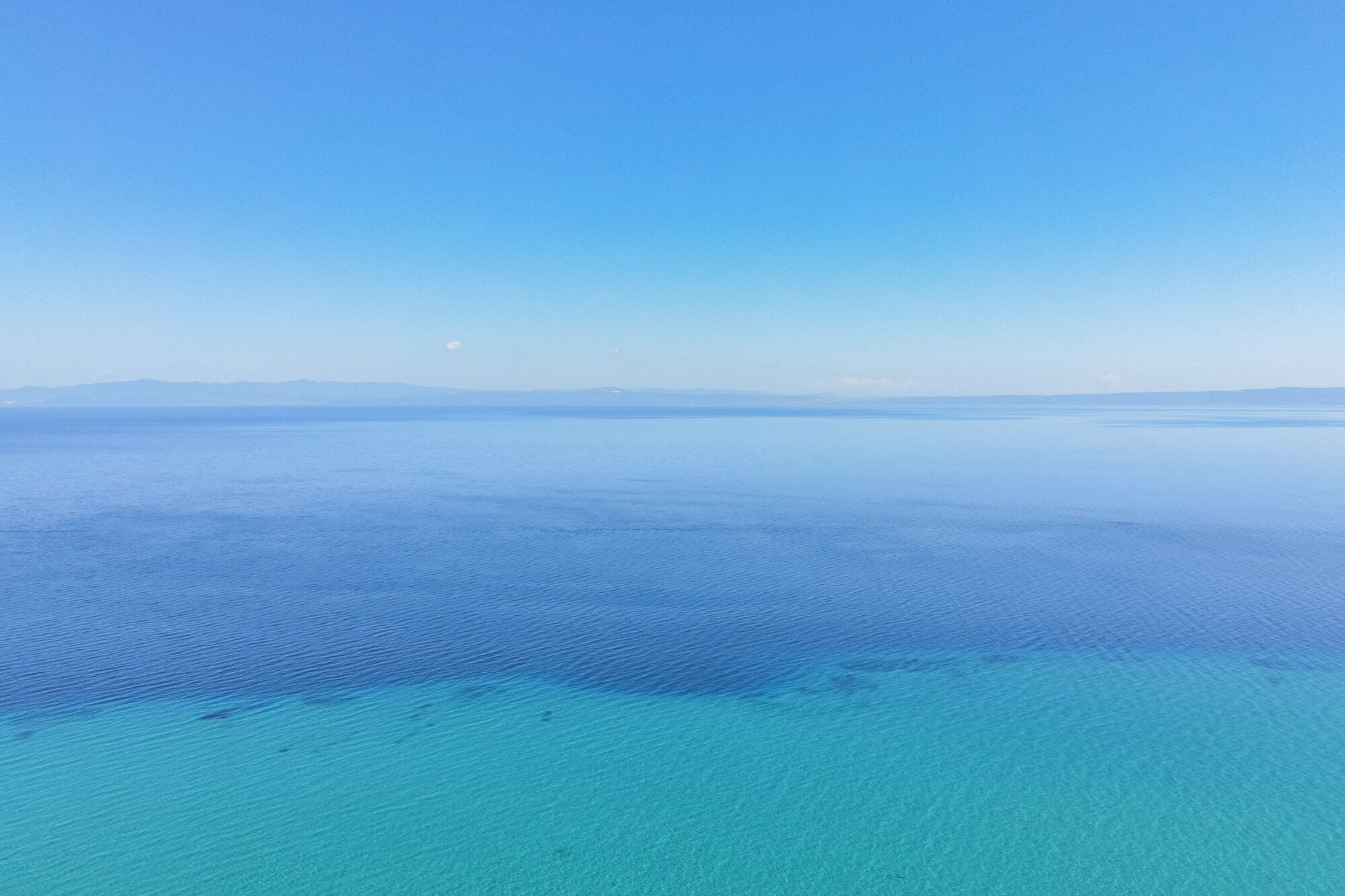 Un mar extenso y tranquilo bajo un cielo despejado.