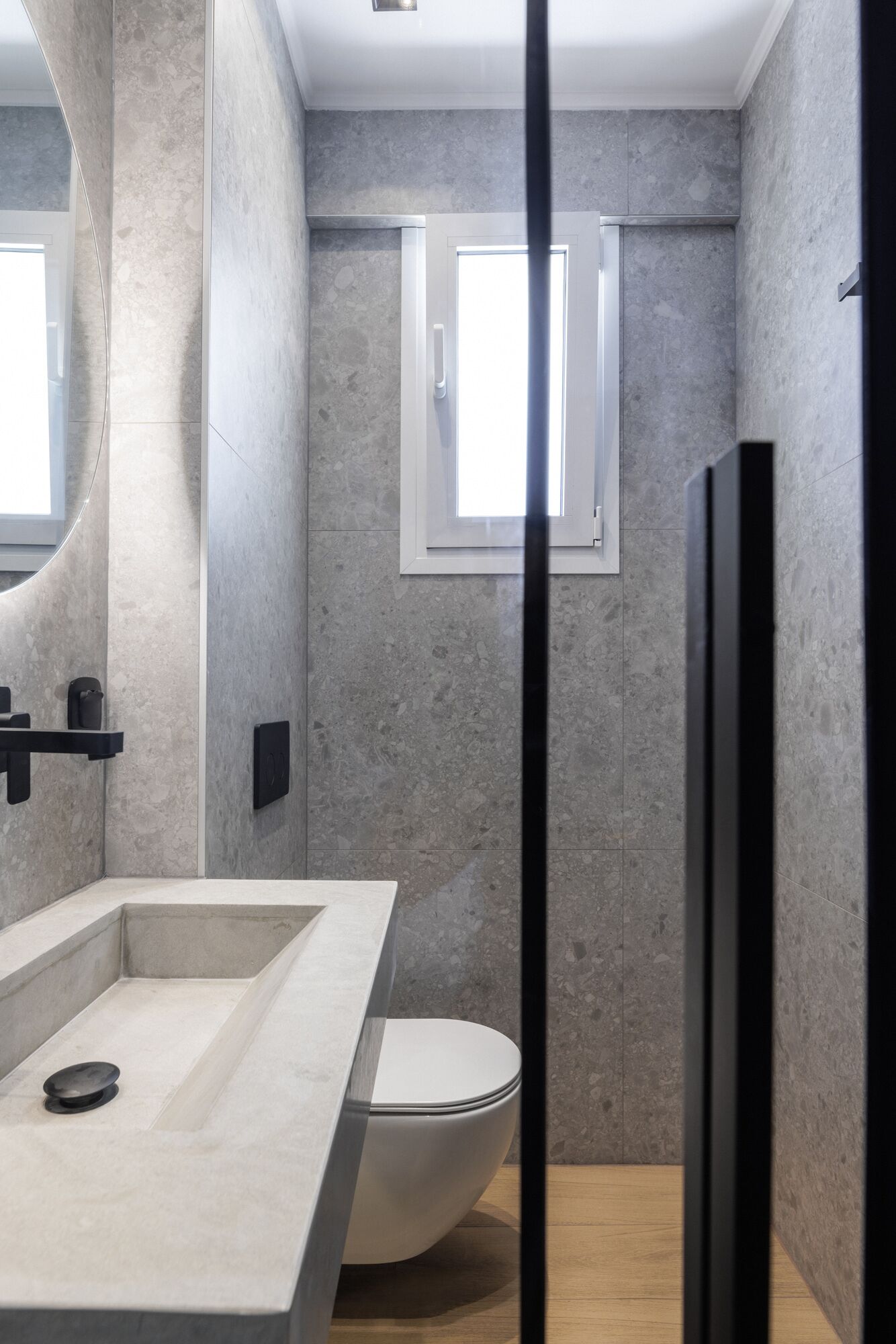 Une salle de bain moderne avec un grand lavabo, des toilettes et une fenêtre.