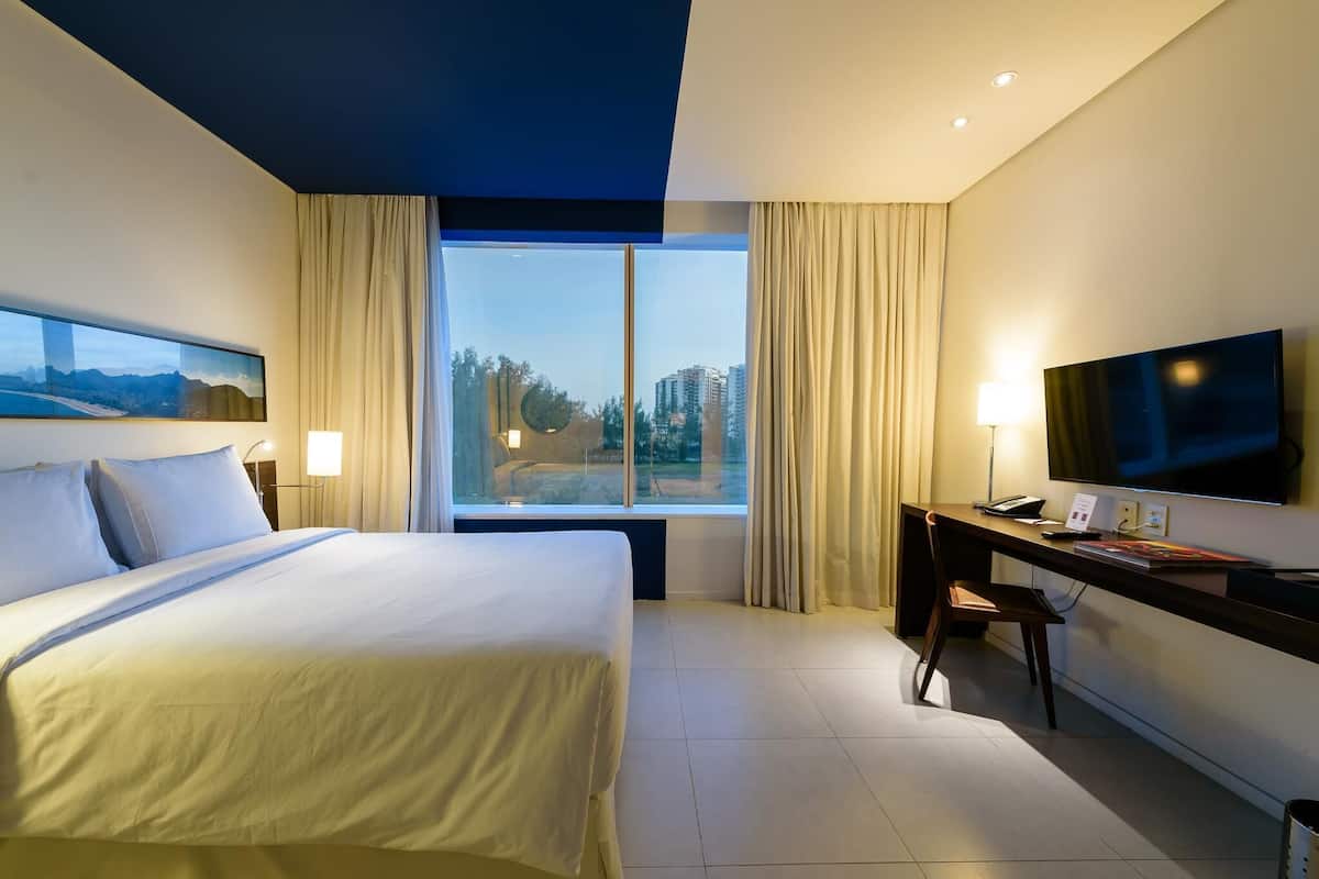 Een minibar, een kluis op de kamer, een laptopwerkplek