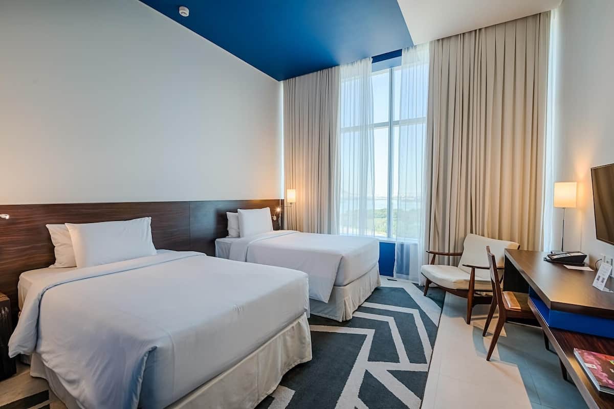 Minibar, in-room safe, laptop workspace, blackout curtains