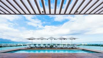 Piscina externa, funciona das 9h às 19h, guarda-sóis, espreguiçadeiras