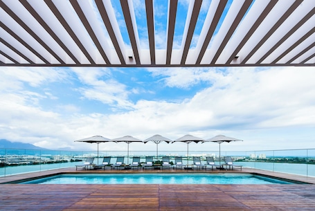 Outdoor pool, open 9:00 AM to 7:00 PM, pool umbrellas, sun loungers. Lagune Barra Hotel