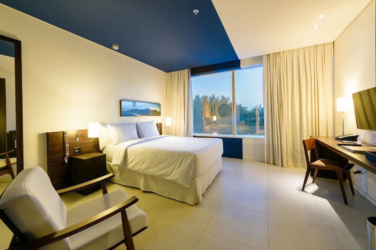 Minibar, in-room safe, laptop workspace, blackout curtains