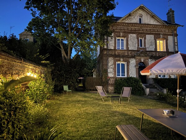 Outdoor dining - Cosy villa close to town and sea (Touques)