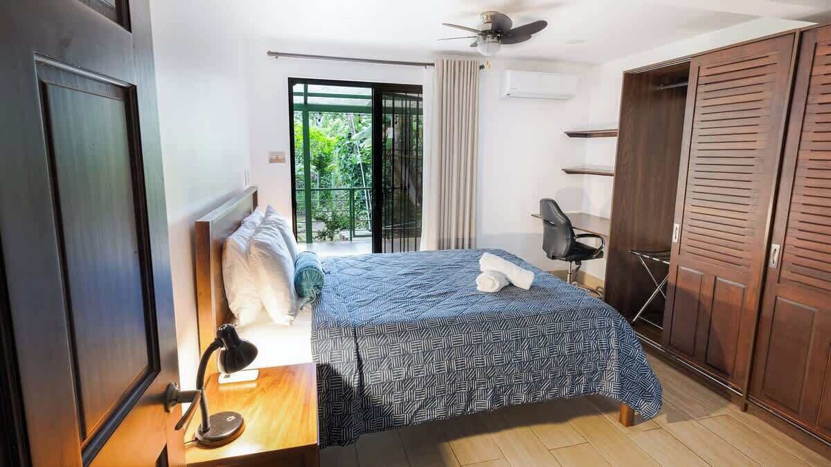 3 Schlafzimmer, Schreibtisch, Bügeleisen/Bügelbrett, Reisekinderbett