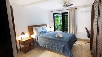 3 habitaciones, escritorio y tabla de planchar con plancha