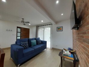 Una Smart TV, libros