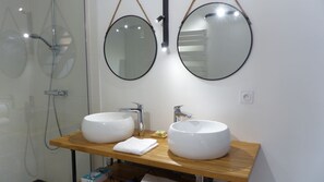 Baignoire, séchoir à cheveux, serviettes fournies