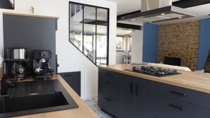 Refrigerador, microondas, horno y lavavajillas 