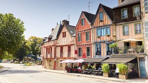A row of traditional half-timbered buildings with outdoor seating areas and a café. - Cosy 3-star holiday home, 6 people (Ploeren)