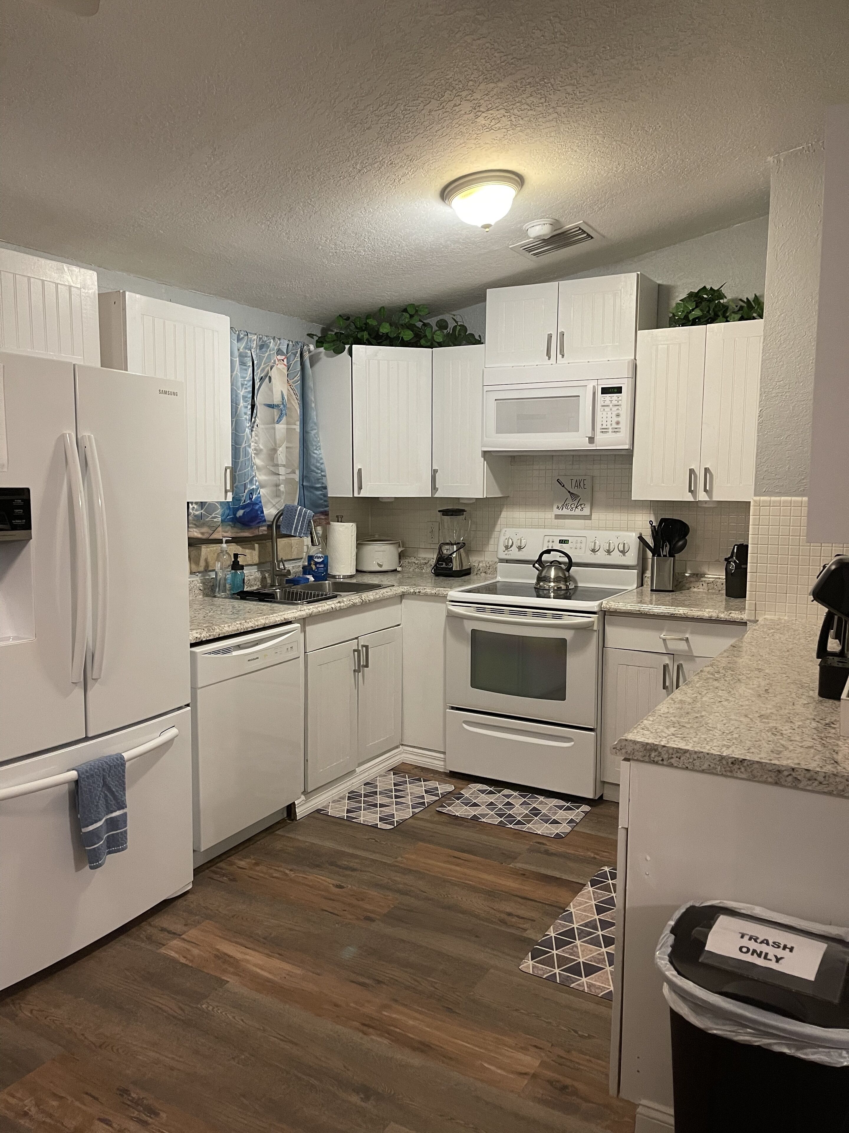 Fridge, microwave, stovetop, dishwasher