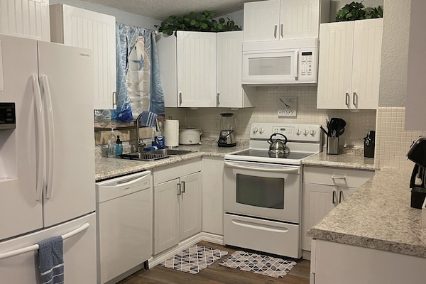 Kjøleskap, mikrobølgeovn, kokeplater og oppvaskmaskin