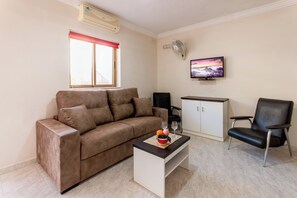 Apartamento familiar, varias habitaciones (Pool and Sea, charming Merill Apart 3) | Zona de estar | Televisión de pantalla plana de 21 pulgadas con canales por cable