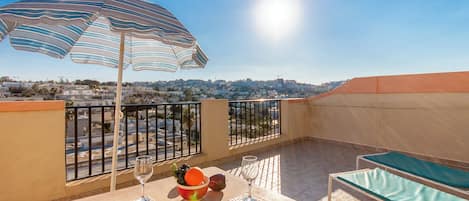 Family Penthouse, Multiple Bedrooms (Pool and Sea, Penthouse Merill Apart) | Teres/patio