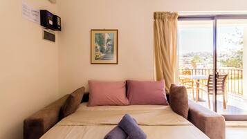 Apartamento familiar, varias habitaciones (Sunny pool and terrace - Merill nb3) | Zona de estar | Televisión de pantalla plana de 21 pulgadas con canales por cable