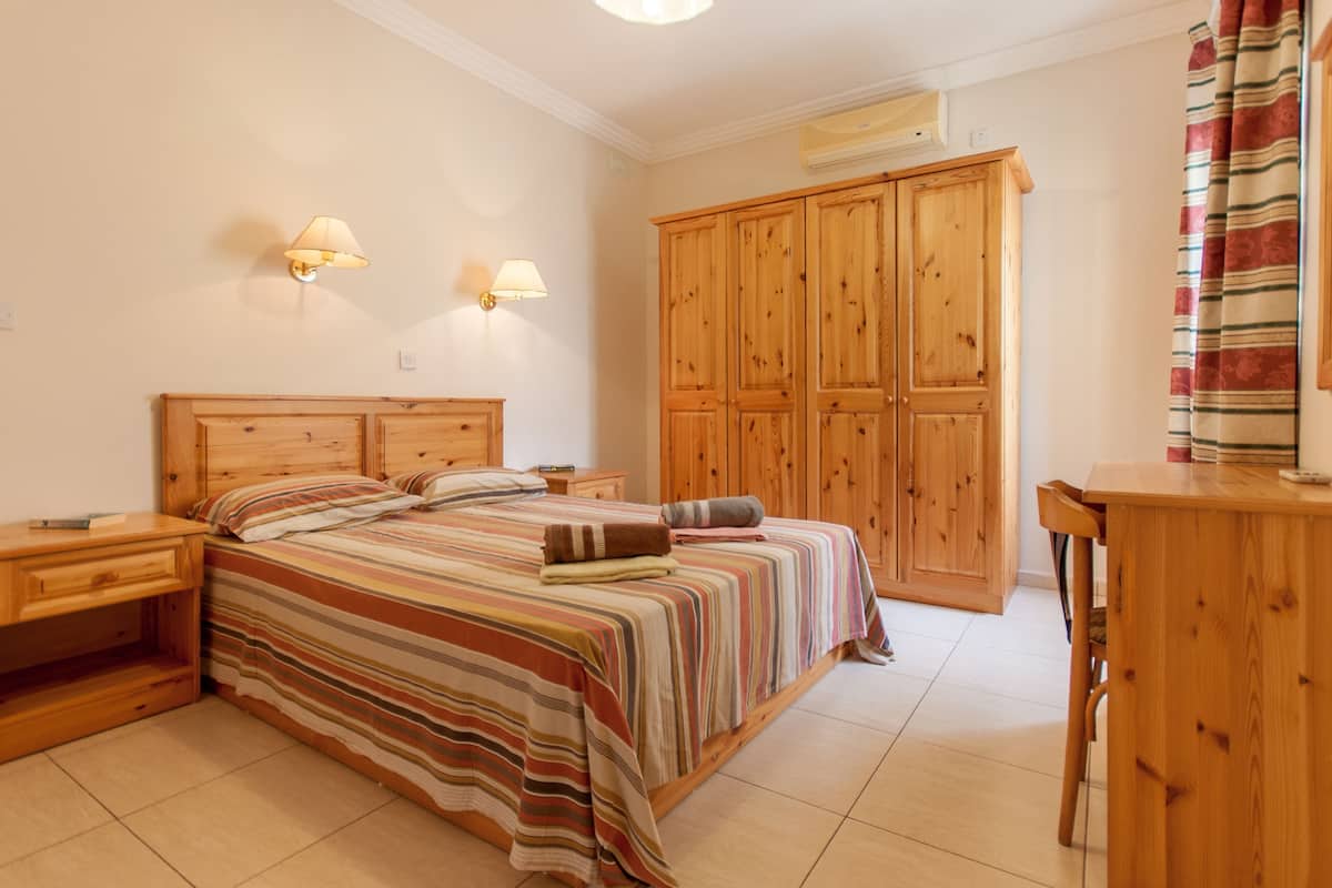 2 habitaciones, tabla de planchar con plancha y wifi gratis