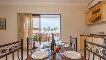 Family Apartment, 2 Bedrooms (Pool and Sea, charming Merill Apart 2) | Ruang makan