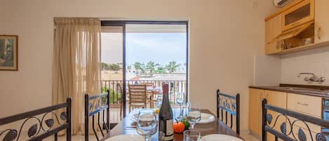 Familienapartment, Mehrere Schlafzimmer (Pool and Sea, charming Merill Apart 2) | Esszimmer