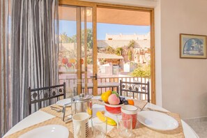 Dining - Pool and Sea, charming Merill Apart 5 (Mellieha)