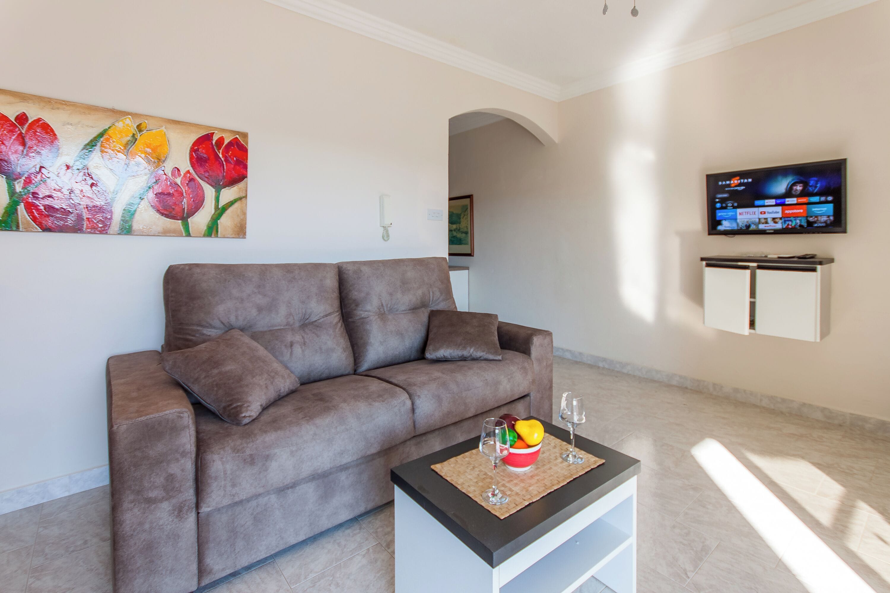 Apartamento família, vários quartos (Sunny pool and terrace - Merill nb4) | Área de estar | TV de tela plana 21 polegadas com canais a cabo