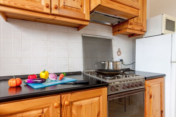 Cobertura família, vários quartos (Sunny pool and terrace - Merill nb6) | Cozinha privada | Geladeira, micro-ondas, fogão, cooktop