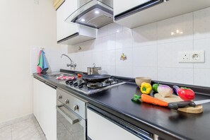 Apartamento familiar, varias habitaciones (Pool and Sea, charming Merill Apart 4) | Cocina privada | Frigorífico, microondas, horno y placa de cocina