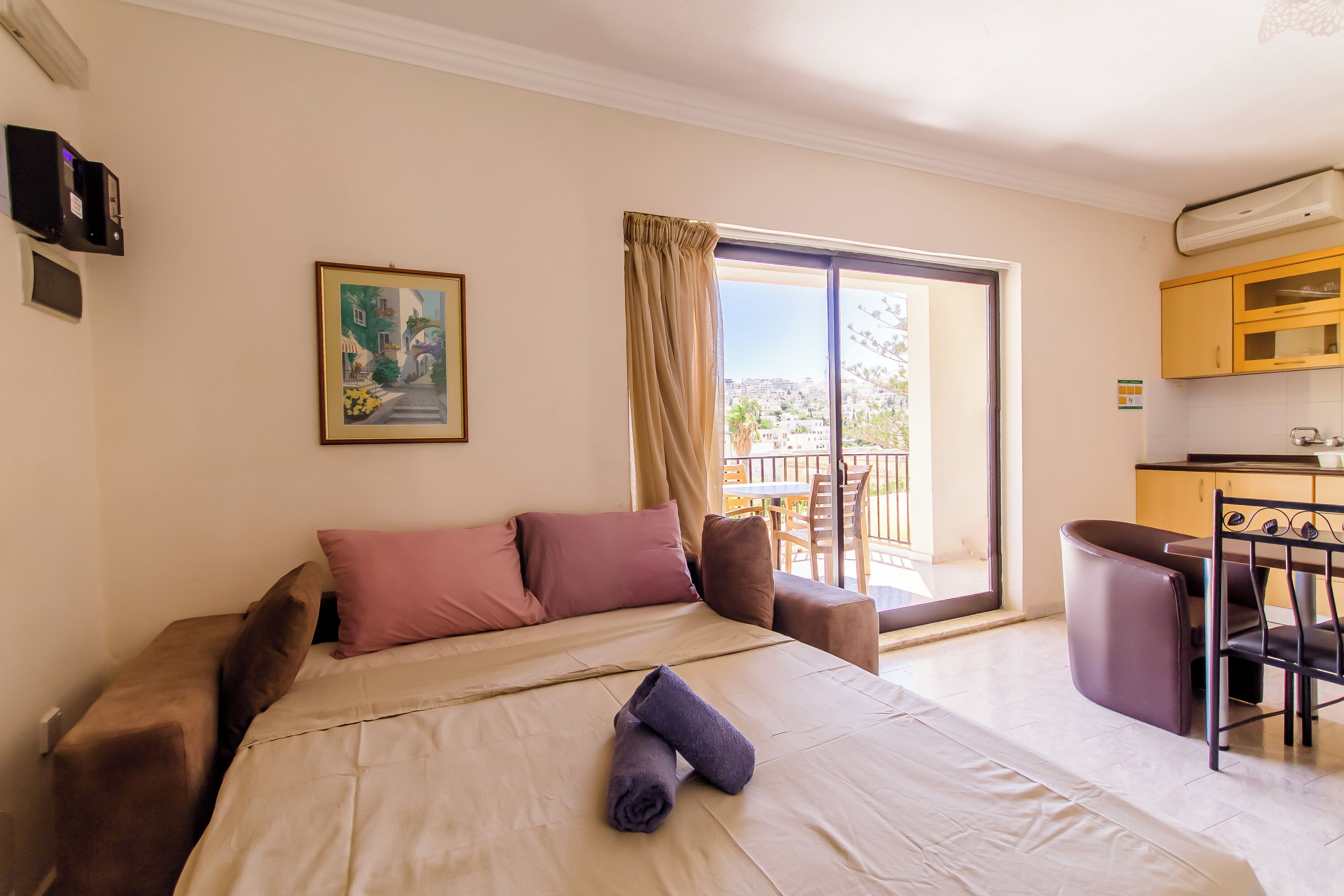 Apartamento família, vários quartos (Sunny pool and terrace - Merill nb2) | Área de estar | TV de tela plana 21 polegadas com canais a cabo