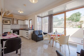 Attico familiare, camere multiple (Sunny pool and terrace - Merill nb6) | Area soggiorno | TV a schermo piatto 21 pollici con canali via cavo