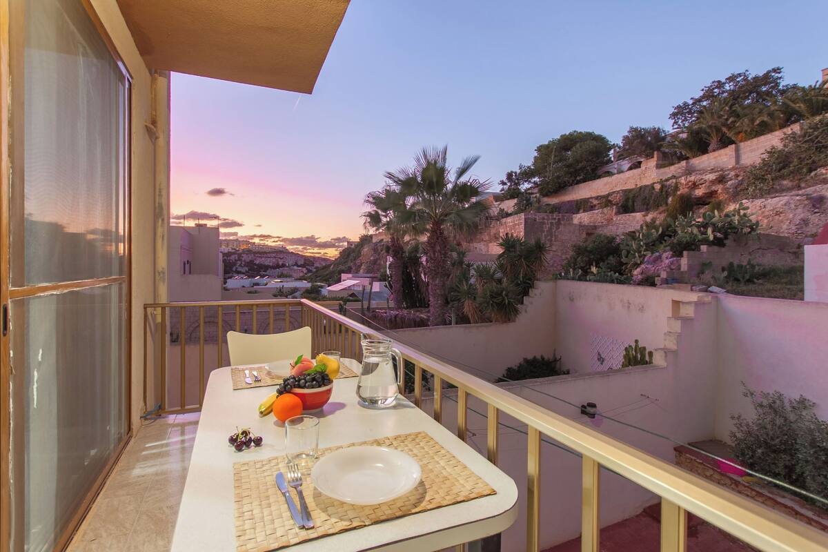 Departamento familiar, 2 habitaciones, balcón (Sunny pool and terrace - Merill nb5) | Restaurante al aire libre