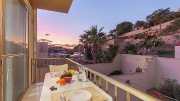 Family Apartment, Multiple Bedrooms (Sunny pool and terrace - Merill nb5) | Outdoor dining