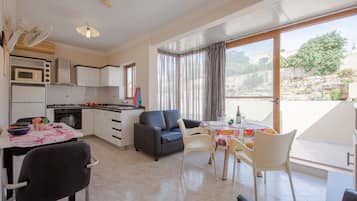 Family Penthouse, 1 Bedroom (Pool and Sea, Penthouse Merill Apart) | Private kitchen | Fridge, microwave, oven, stovetop