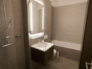 Badewanne, Haartrockner, Handtücher, Seife