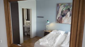3 bedrooms, travel cot, free WiFi, bed sheets