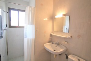 Bathtub, towels - ACAN0114-Wifi y Parking Gratis-Cerca de la Playa. (Calpe)