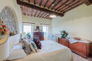 5 bedrooms, iron/ironing board, bed sheets