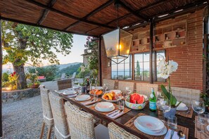 Outdoor dining - Tuscan Fizz, a traditional Stone Farmhouse with Private Pool and Amazing View among the Vineyards in Lucca (Lucca)