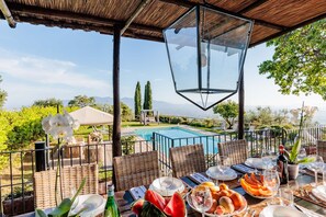 Outdoor dining - Tuscan Fizz, a traditional Stone Farmhouse with Private Pool and Amazing View among the Vineyards in Lucca (Lucca)